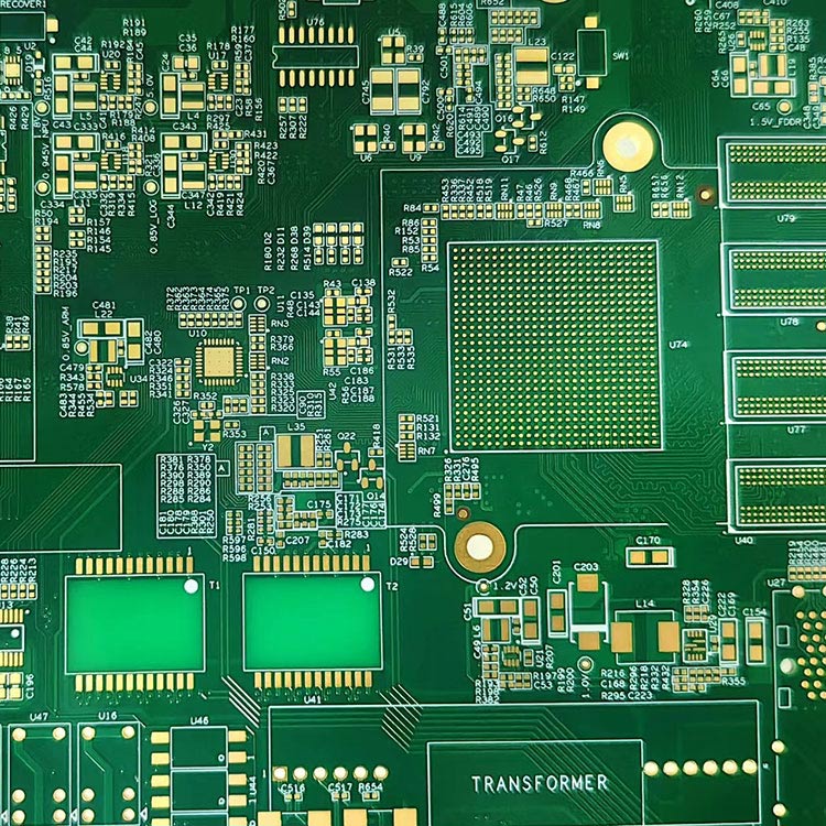 Como a fabricação de PCB apoia o desenvolvimento da indústria eletrônica com suas características principais?